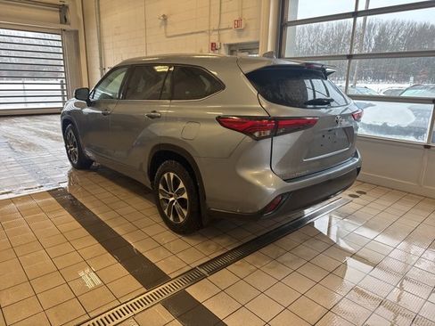 Used 2021 Toyota Highlander XLE image 3