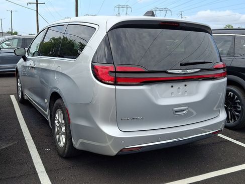 Used 2024 Chrysler Pacifica Touring-L FWD image 3