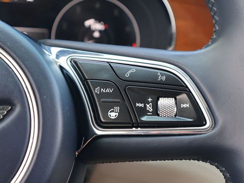 Used 2021 Bentley Bentayga image 25