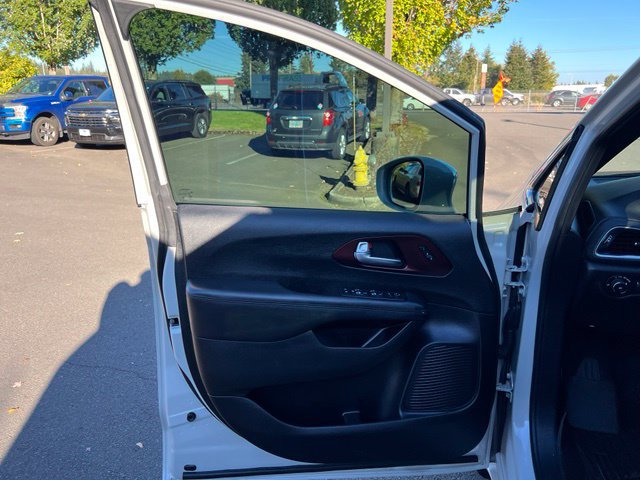 Used 2020 Chrysler Pacifica Limited FWD image 17