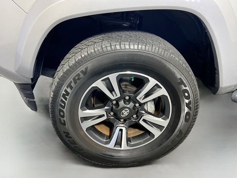 Used 2017 Toyota Tacoma TRD Sport w/ Tow Package (A/T) AWD/4WD image 13