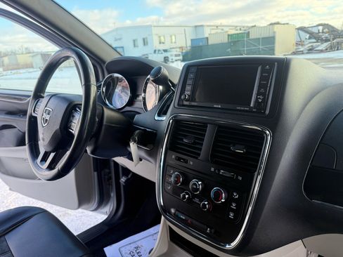 Used 2019 Dodge Grand Caravan SXT image 21