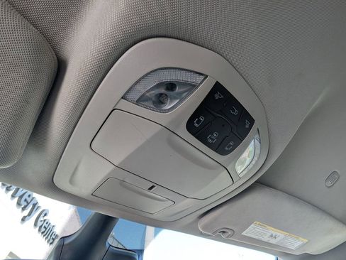 Used 2024 Chrysler Pacifica Touring-L image 33