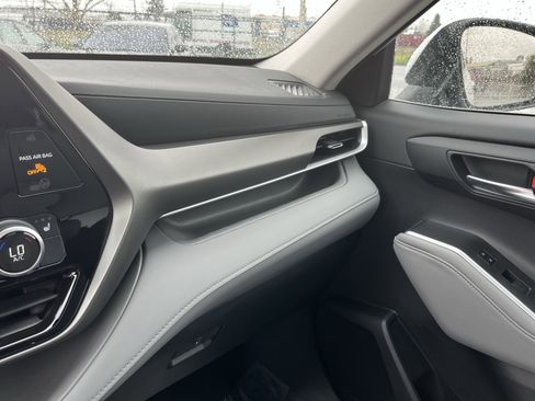 Used 2024 Toyota Highlander XLE image 24