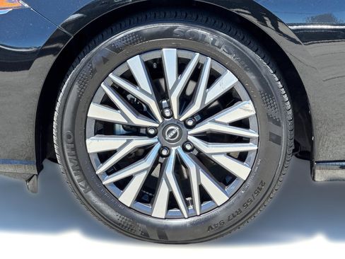 Used 2025 Nissan Altima 2.5 SV FWD image 13
