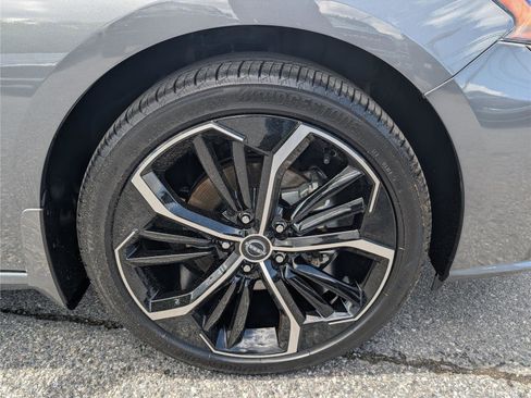 Used 2025 Nissan Altima 2.5 SR w/ SR Premium Package FWD image 9