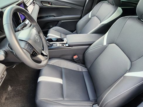 Used 2025 Toyota Camry SE w/ Convenience Package FWD image 10