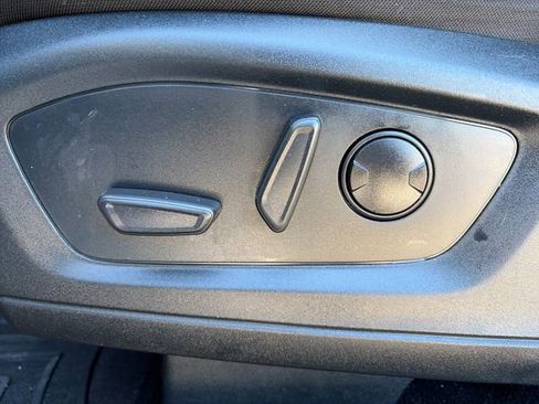 Used 2022 Ford Explorer XLT image 26