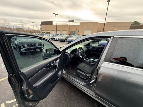 Used 2018 Nissan Rogue S image 10