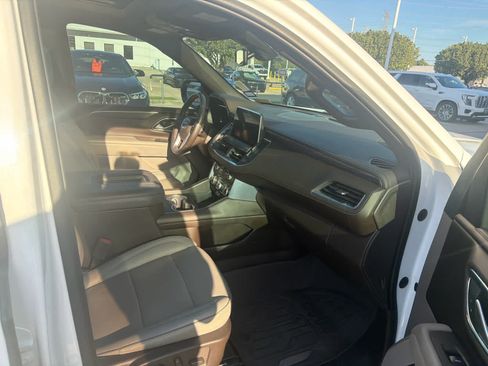 Used 2022 GMC Yukon SLT w/ SLT Premium Package AWD/4WD image 4