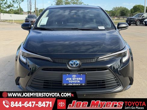 Used 2025 Toyota Corolla LE image 3