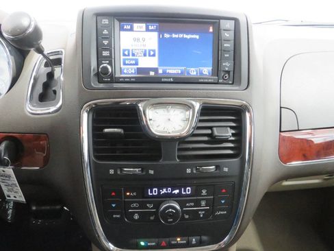 Used 2013 Chrysler Town & Country Limited w/ Luxury Group image 20