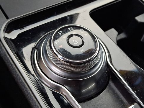 Used 2020 Ford Edge SE image 15