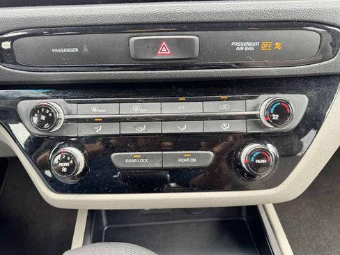 Used 2019 Kia Sedona L FWD image 47