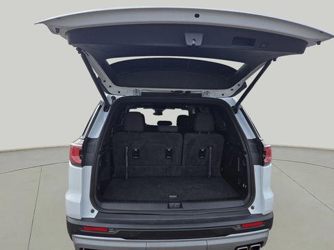 Used 2025 GMC Acadia Elevation image 9