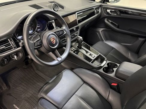 Certified 2025 Porsche Macan image 4