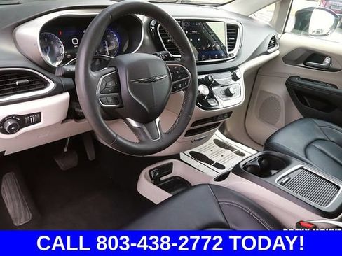 Used 2024 Chrysler Pacifica Touring-L FWD image 12
