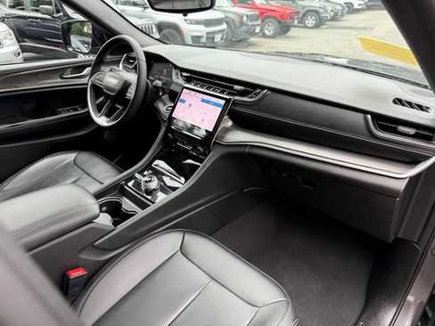 Used 2024 Jeep Grand Cherokee Limited w/ Black Appearance Package AWD/4WD image 9