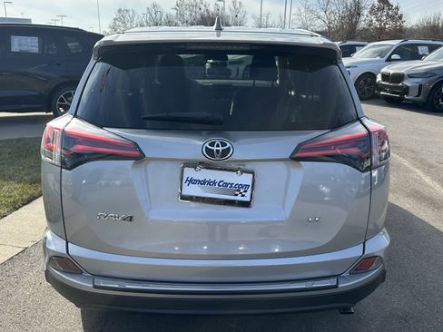 Used 2018 Toyota RAV4 LE image 9