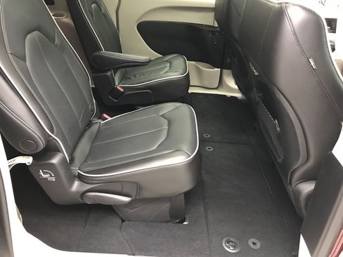 Used 2023 Chrysler Pacifica Limited image 15