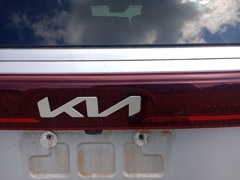 Used 2022 Kia Carnival LX FWD image 18