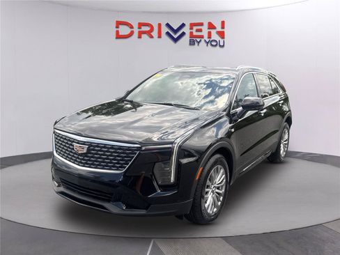 Used 2025 Cadillac XT4 Premium Luxury w/ Technology Package FWD image 8