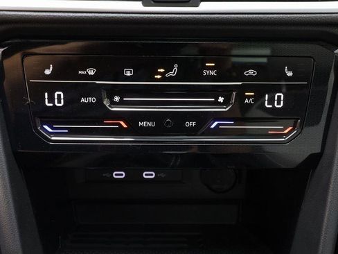 New 2025 Volkswagen Taos SE w/ Panoramic Sunroof Package image 11