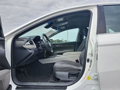 Used 2018 Toyota Camry L image 23