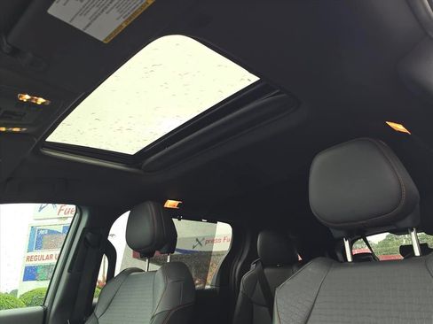 Used 2022 Toyota Sienna XSE FWD image 12