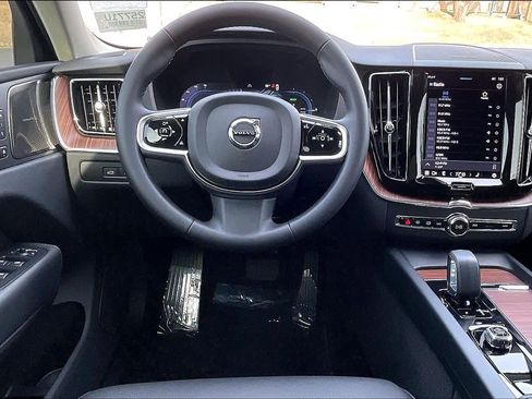 Used 2023 Volvo XC60 T8 Plus image 8