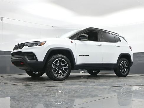 Used 2025 Jeep Compass Trailhawk AWD/4WD image 44