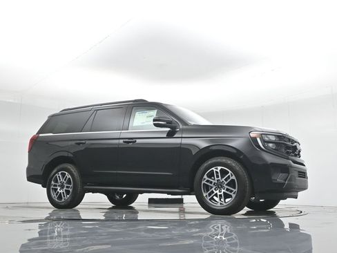 New 2025 Ford Expedition Active image 3