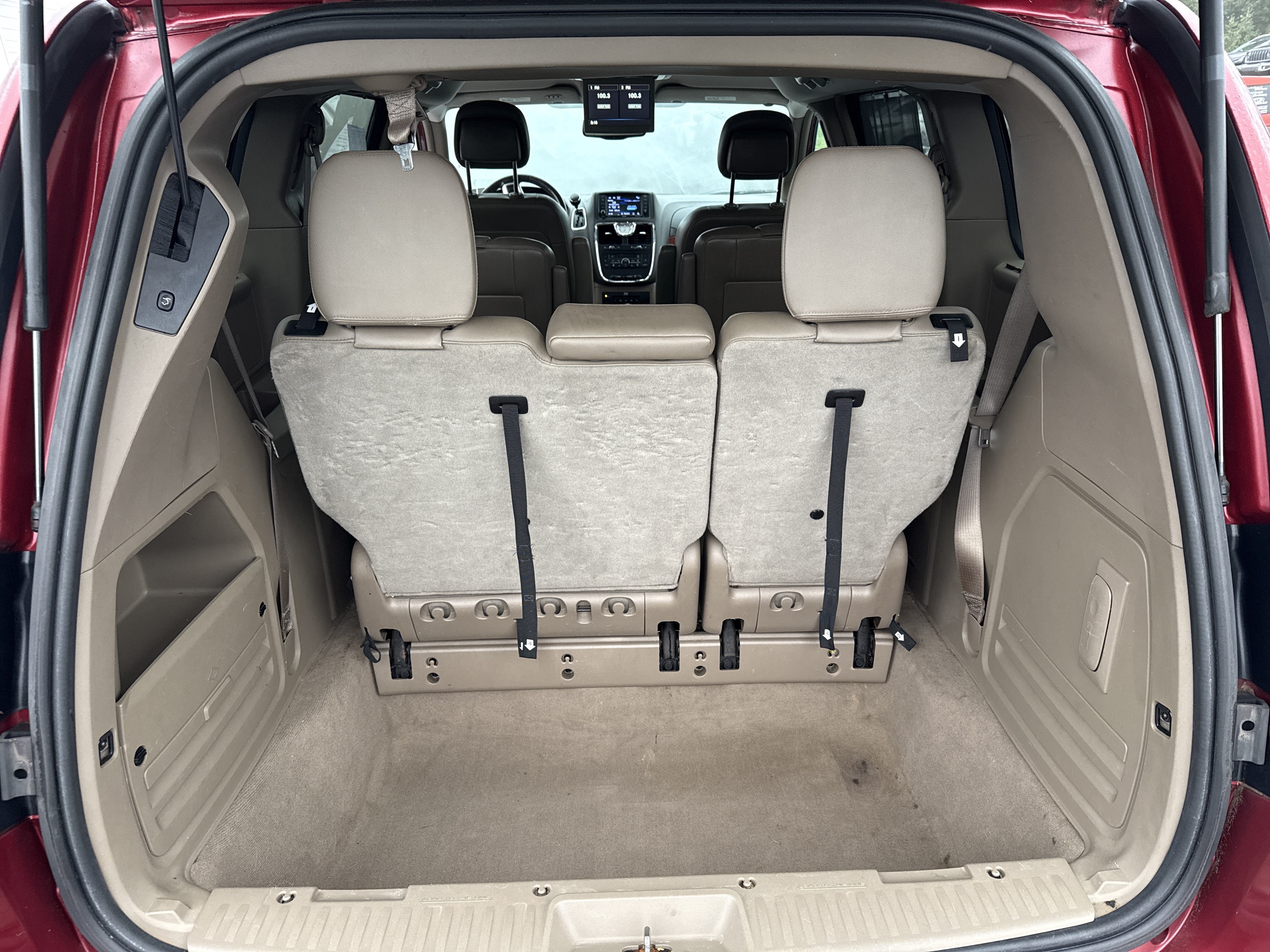 Used 2014 Chrysler Town & Country Touring-L w/ Driver Convenience Group FWD image 9