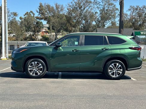 Used 2024 Toyota Highlander XLE FWD image 2