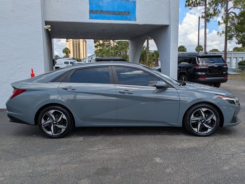 Used 2022 Hyundai Elantra SEL w/ Convenience + Premium Package FWD image 3
