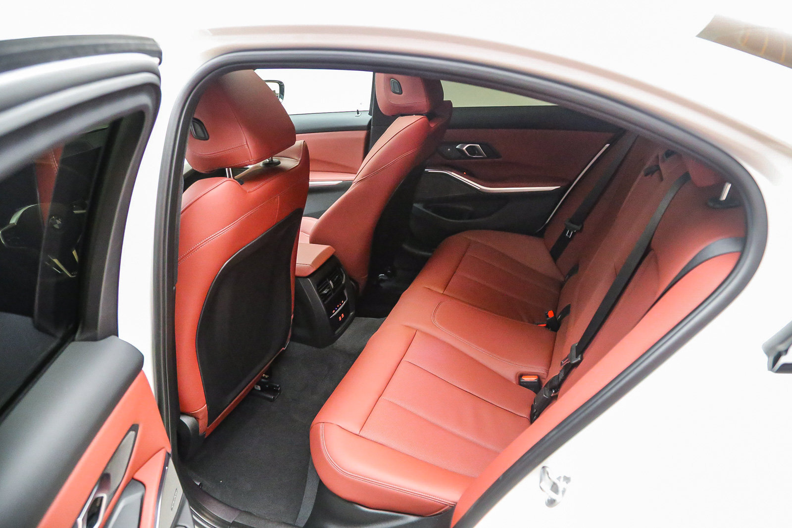 Certified 2025 BMW 330i Sedan w/ M Sport Package RWD image 19