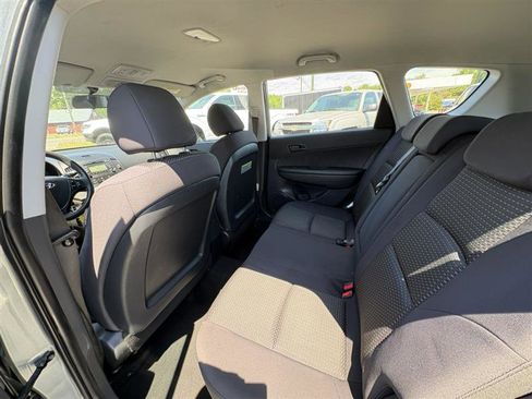 Used 2010 Hyundai Elantra GLS FWD image 13