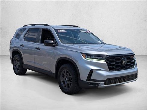 Used 2025 Honda Pilot TrailSport image 3