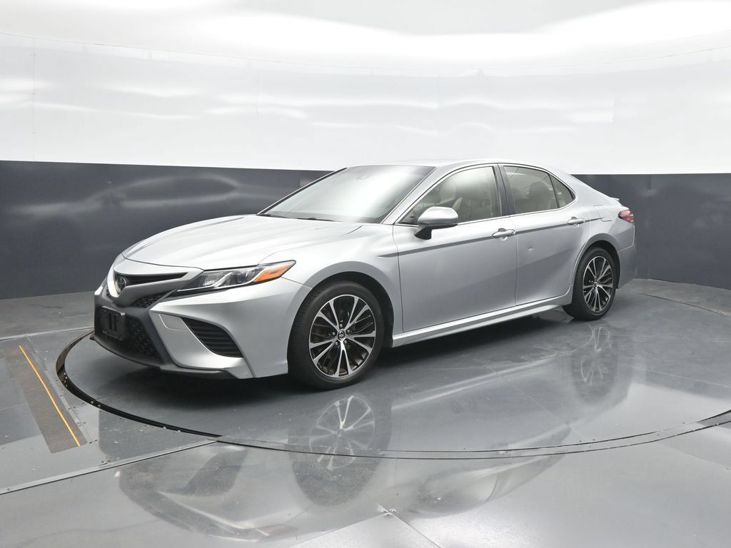 Used 2018 Toyota Camry SE FWD image 3