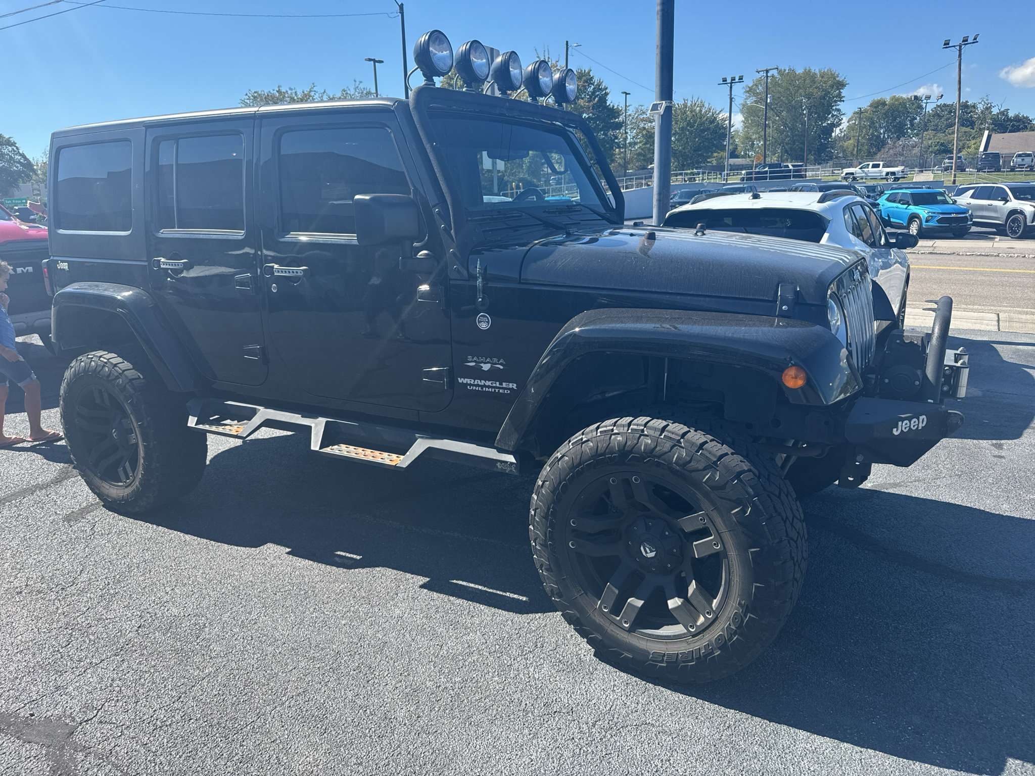 Used 2017 Jeep Wrangler Unlimited Sahara w/ Connectivity Group AWD/4WD image 3