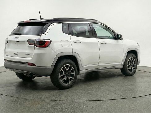 Used 2025 Jeep Compass Trailhawk image 9