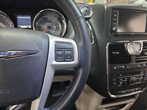 Used 2015 Chrysler Town & Country Touring-L w/ Driver Convenience Group image 21