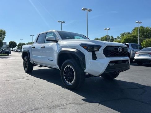 Used 2024 Toyota Tacoma TRD Off-Road AWD/4WD image 4