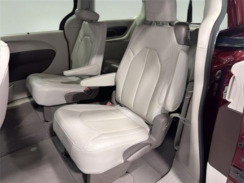 Used 2020 Chrysler Pacifica Touring-L Plus w/ Advanced Safetytec Group image 29