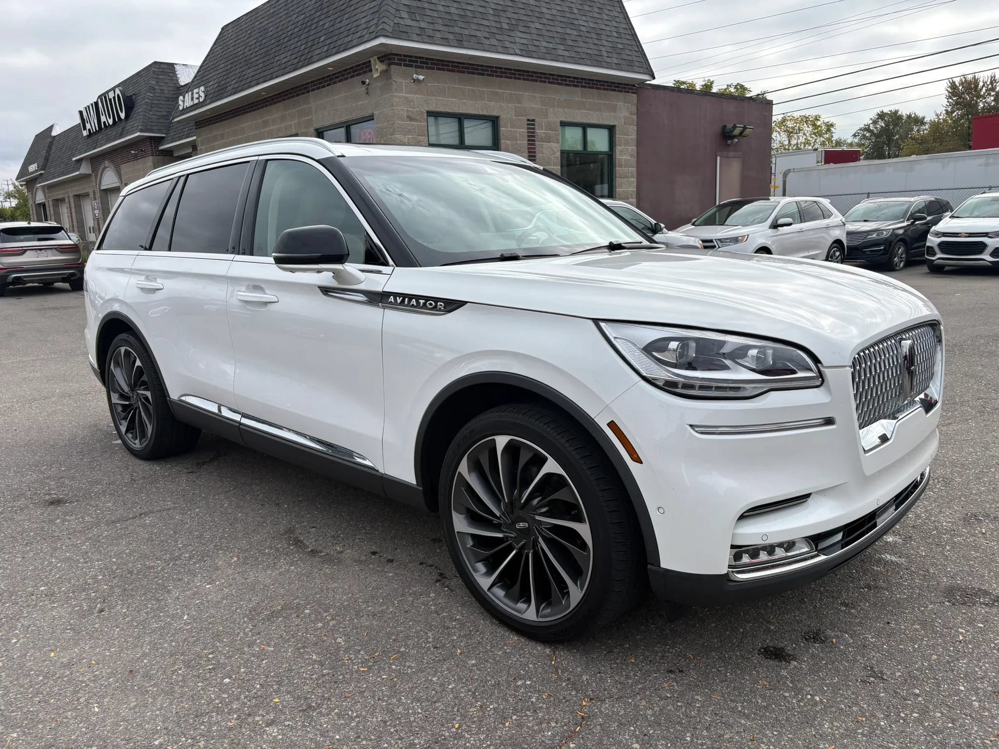Used 2020 Lincoln Aviator Reserve w/ Equipment Group 202A AWD/4WD image 3