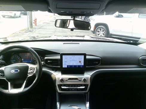 Used 2020 Ford Explorer XLT w/ Equipment Group 202A AWD/4WD image 19