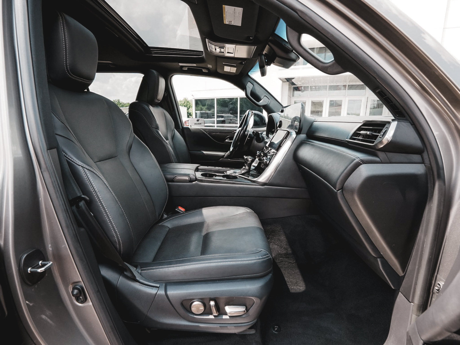 Used 2022 Lexus LX 600 4WD w/ Appearance Package image 42