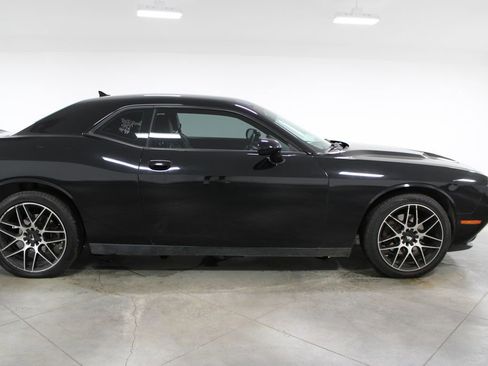 Used 2016 Dodge Challenger SXT Plus image 9