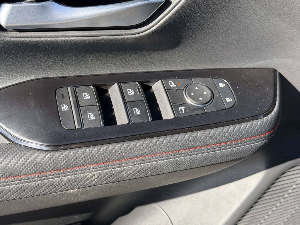 Certified 2025 Nissan Kicks SR AWD/4WD image 17
