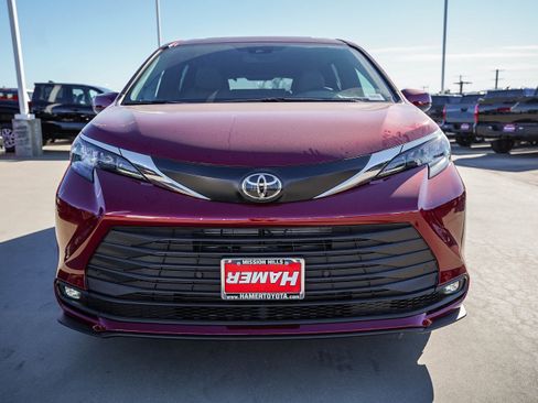 New 2026 Toyota Sienna XLE image 2